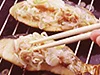 下味をつけたさわらは、八分通り火を通してから、ねぎ梅をしっかり押さえるようにまとめてのせて。