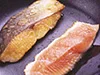 鮭は両面をこんがり焼きつけて、うまみを閉じ込めて火を通す。