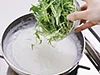 ソースがクツクツ煮立って、とろみがついてきたら、水菜とカラーピーマンを入れ、さっと混ぜて仕上げる。