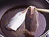 魚は煮汁に臭みが出ないように、煮汁が煮立ったところに加える。皮がはがれないように、皮目を上にして。