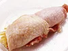 とり肉を耐熱皿にのせる。ようじで縫うようにして留めた巻き終わりを下にすると、はがれにくくなる。