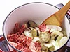 野菜を炒めてから、牛肉を加える。野菜を先にしっかりと炒めておくと、煮る時間が短縮される。