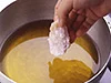 だし汁などを合わせたら、片栗粉をまぶしたとり肉を入れる。とろみがついて、食べやすくなる。