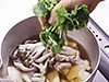 最後に三つ葉を加えると、香りを逃さずに仕上がる。また、火が通りすぎないので、色も鮮やかになる。