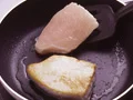 かじきをフライパンに入れ、表面がきつね色になったら返す。何度も返さないこと。