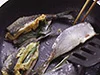 フライパンにあじを入れて、片面に焼き色がついたら返す。フライ返しと菜箸を使えば返しやすい。