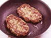 こんがり焼いた肉は、いったん火から下ろして温度を下げ、再び弱火で焼くことで、焦げずに中まで火が通る。