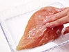 砂糖の浸透圧効果で火の通りが早くなるとともに、保水効果で肉がやわらかく仕上がる。