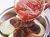 野菜と肉を重ね、ホールトマトの水分で蒸し煮にすることで、素材が互いにうまみと風味を移し合う。