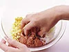 ハンバーグだねはまずひき肉をよく練り混ぜてから、具を加えてさらによく練り混ぜると、まとめやすい。