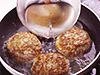 こんがり焼いたところに水分を入れて、ふたをして蒸し焼きにすることで、中までむらなく火が通る。