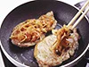 豚肉は表面を焼きつけてうまみを閉じ込め、ソース代わりの野菜炒めを菜箸で押さえるようにのせる。