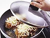 さらにチーズをのせて、チーズが溶けるまでふたをして蒸し焼きに。オーブントースターで焼いても。