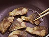 小麦粉を薄くまぶしたさばは、少ない油で、きつね色にカラリと、こうばしく焼き上げて。