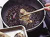 ひと煮立ちさせて酸味が少しまろやかになったソースに、さばと野菜を戻し入れてなじませる。