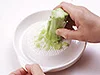 ブロッコリーは花蕾(からい)を小房に分け、残った茎は皮をむいてすりおろして。