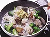 あさりの口があいたところで、すりおろした茎を混ぜ合わせた調味料を加え、さっとからめる。
