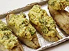 あじにスクランブルエッグをのせ、さらにマヨネーズ少々を絞ると、焼き色もこんがりついて、おいしそう。