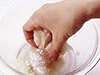 下味をもみ込んだいかは、片栗粉をもみ込むことで、表面がコーティングされてさらにやわらかく仕上がる。