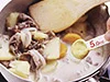 具を煮て、牛乳を入れたら、マスタードを加える。風味がとんでしまうので、火を止めてから。