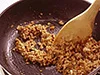 ひき肉を炒めて豆板醤を加えたら、よく炒める。豆板醤は炒めることにより、風味が増し、コクが出る。