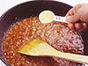 あんはとろみをつけたら、いったん火を止めてから、酢を加える。最後に加えることにより、酢の風味が立つ。