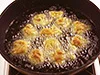 豚肉は丸めて揚げて、ボリュームを出す。ふんわり丸めることにより、火の通りがよくなり、やわらかく揚がる。