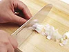 炒めものに使うねぎは、存在感を出すために、粗みじんに切る。縦に粗く切り目を入れてから、端から刻む。
