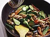 具を炒めたら、鍋肌から合わせ調味料を加えて、こうばしさを出す。調味料は、あらかじめ合わせておくと便利。