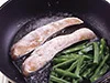 鮭を焼くときに、フライパンのあいたところでさやいんげんを炒める。すぐに火が通るグリーンアスパラガスでも。