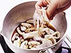 いかは火を通しすぎるとかたくなり、味がしみこみにくくなるので、濃いめの煮汁を作り、最後に加えて、さっと煮ること。