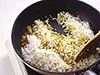 野菜を炒めてから、カレー粉、米の順に加えて混ぜる。こうすると、味が均一に混ざる。