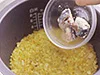 ご飯が炊き上がったら、さばを加えて混ぜる。さばを大きめにほぐすと、食べごたえが出る。