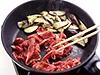 やわらかく仕上げたい牛肉は、炒めすぎないように、なすにほぼ火が通ったところで加え、手早く炒める。