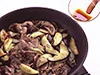 牛肉の色が変わったらなすと合わせる。たれは鍋肌から回し入れると、こうばしく仕上がる。