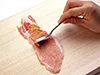 豚肉は１枚ずつ広げてみそをぬる。ティースプーンなどの背でぬると、薄く広げやすい。