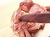 筋の多いとりもも肉は、４等分に切る前に、白い筋を断ち切るように包丁を入れておくと、縮み防止にもなる。
