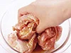 ４等分に切ったとり肉は、たれをよくもみ込んでおくと、味がなじみやすくなる。