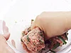 具だくさんのたねは、まずひき肉と調味料をよく練り混ぜてから、具を加えてさらに練り混ぜると、まとまりやすい。