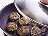 両面に焼き色がついたところで、ふたをして蒸し焼きにし、焦がさずに、中まで火を通す。
