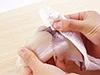 いかは皮をむくひと手間で、味がなじみやすく、食べやすくなる。ペーパータオルを使うとすべらず、むきやすい。