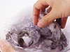 殻をむいたえびは、片栗粉をまぶしてから水洗いすると、黒い水が出て、汚れと臭みが取れる。