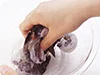 下味に片栗粉を混ぜると、表面がコーティングされてうまみを閉じ込め、プリプリに仕上がり、味もなじみやすい。