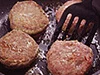 片面に焼き色がついたら返す。トマトには火が通らなくてもいいので、包んだひき肉の色が変わればOK。