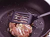 まずフライパンでとり肉の皮側を焼く。フライ返しで押すことで、皮から脂が出てパリパリに焼き上がる。適度に火が通り、切りやすくなる。