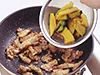 にんにく、とり肉などを炒めたら、かぼちゃを加える。ここで炒めるので、かぼちゃの下ごしらえはかたゆででOK。