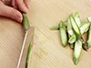 アスパラガスは薄切りにする。こうすると、火が通りやすくなるので、下ゆでなしですむ。