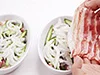 アスパラガス、玉ねぎ、豚バラ肉の順に２回ずつ重ねる。焼くときは、まず、アルミホイルをかぶせて蒸し焼きにするので、中まで火が通る。