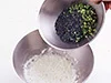 ころもは小麦粉と片栗粉、塩、水に万能ねぎとしょうが、ごまをたっぷり加える。材料をすべて混ぜるだけなので簡単。