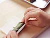 下味をつけたかじきに青じそを巻き、さらに春巻きの皮を巻く。小さい正方形なので、巻きやすい。